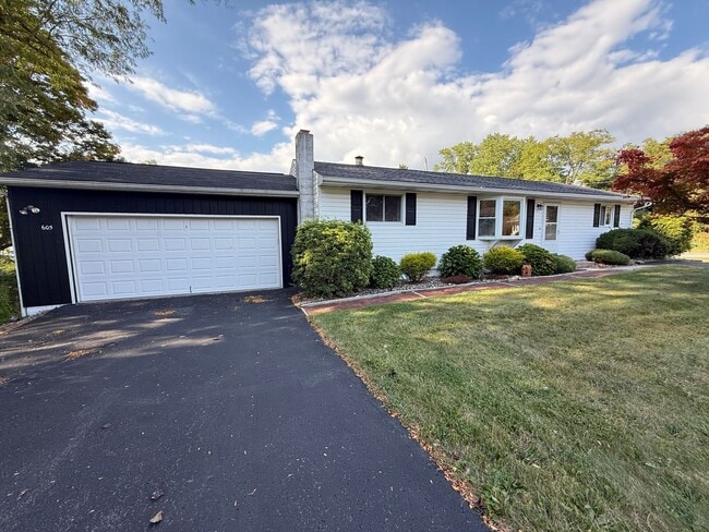 Building Photo - Spacious Rural Ranch!