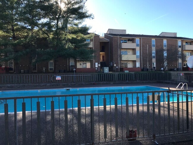 Building Photo - Awesome 2 Bedroom Condo Near the River!