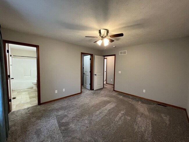 Building Photo - 7825 Yankee Woods Dr