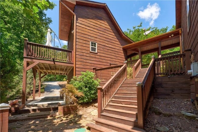 Building Photo - 495 Chicory Dr E