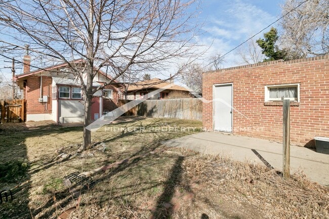 Building Photo - Beautiful Home with Washer/Dryer and Fenced Yard