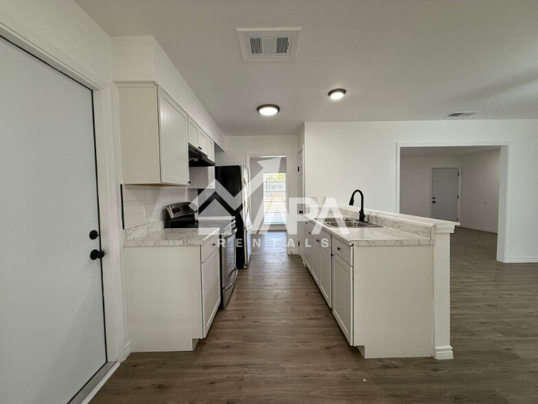 Building Photo - 9711 Flagstaff Dr