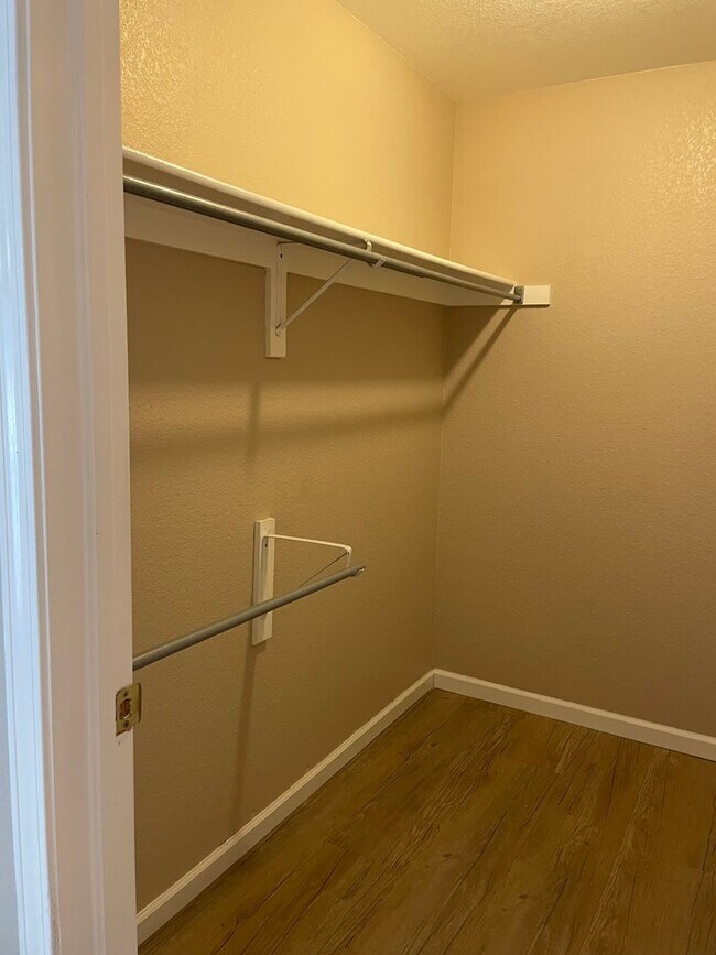 Building Photo - 5225 White Willow Dr