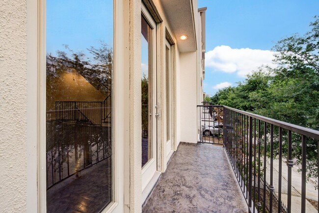 Building Photo - Sawyer Heights Luxury Living
