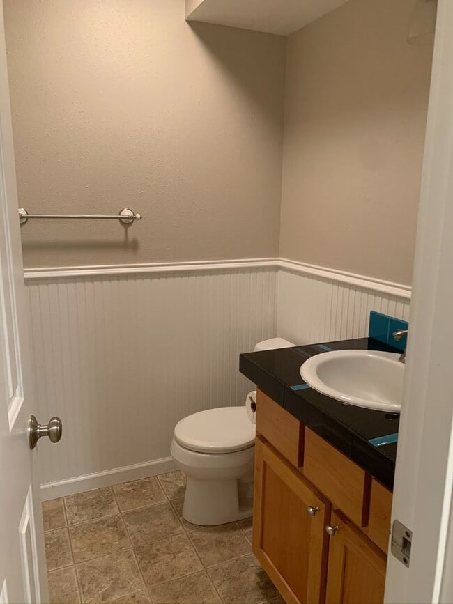 Building Photo - Large Four Bedroom House in Newberg