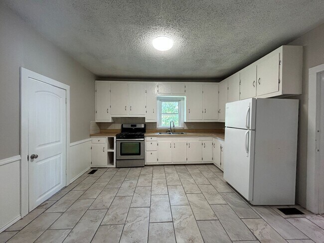 Building Photo - 2 Bed 1 Bath House - Walking Distance to D...