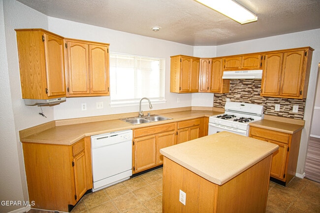 Building Photo - 817 Dakota River Ave