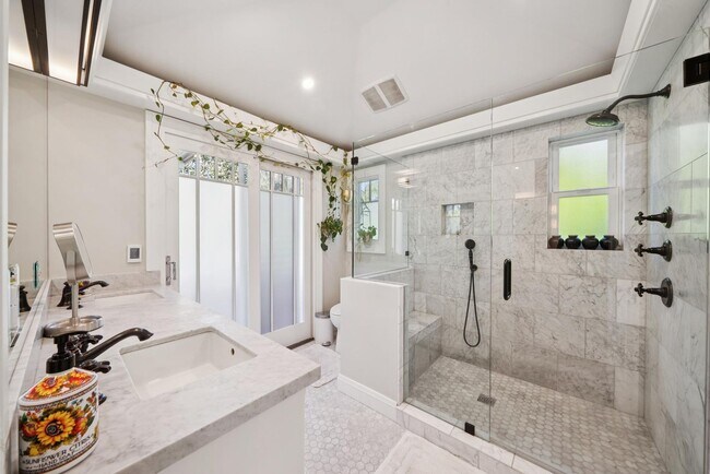 Building Photo - Beautifully Appointed 7-Bedroom Home with Lush Garden Setting in Palo Alto