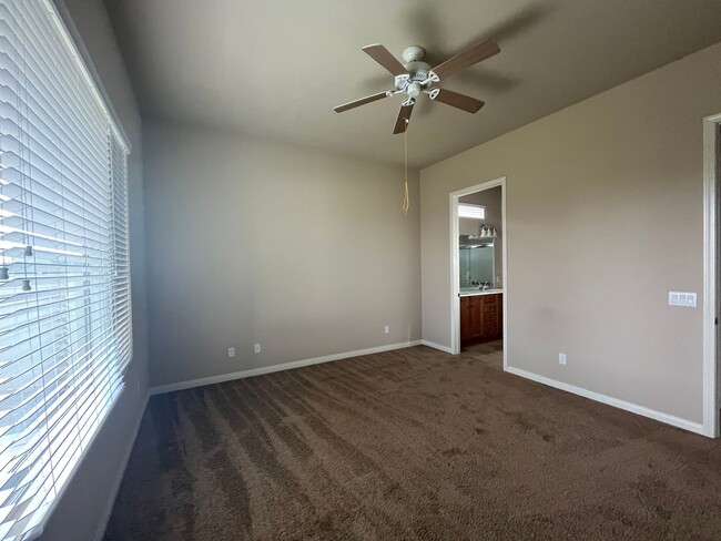 Building Photo - 2 bedroom 2 bath with bonus room/ office r...