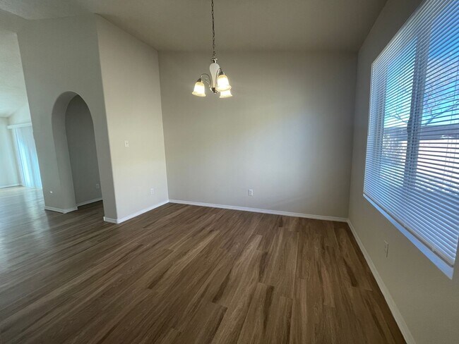 Building Photo - 4 bed 2 bath home in Huning Ranch.