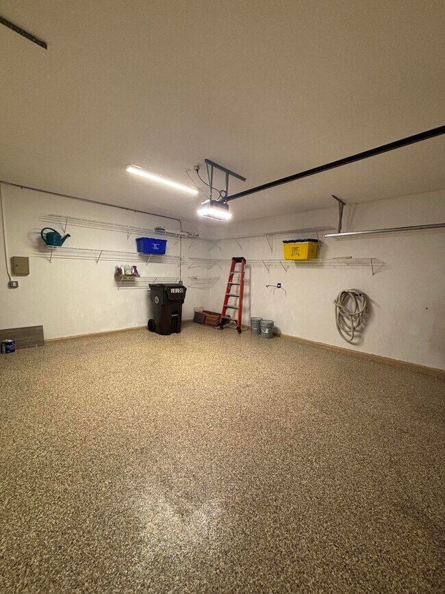 Building Photo - 10100 Larkspur Ln