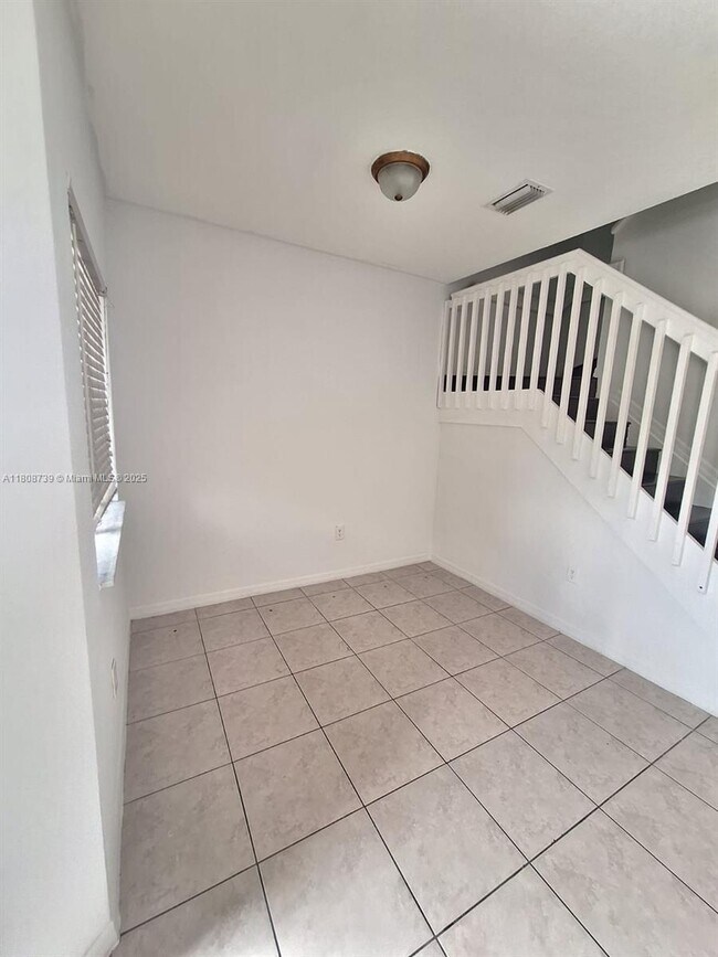 Building Photo - 1654 SE 31st Ct
