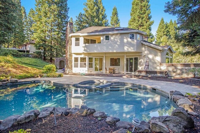 Building Photo - 3 Blackhawk Club Ct