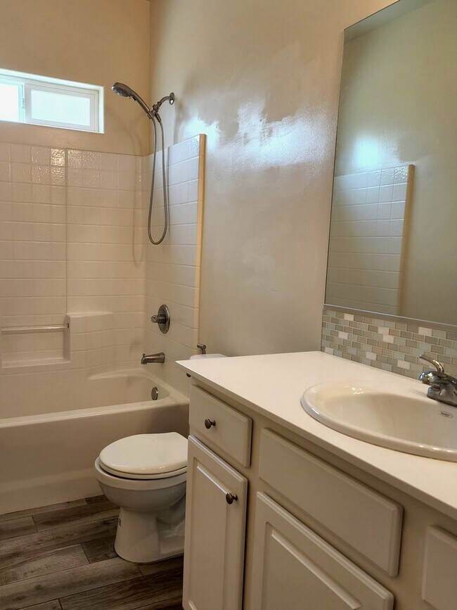 Building Photo - NE Bakersfield 4 bed 2 bath home with sola...