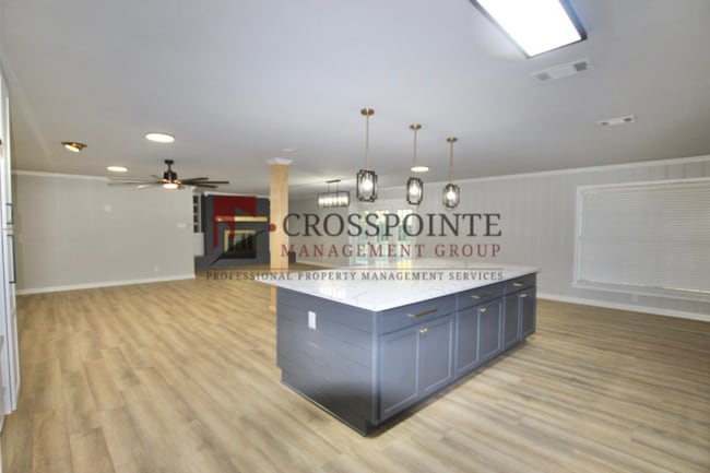 Building Photo - Recently remodeled South Tyler Home with Mother in Law Suite