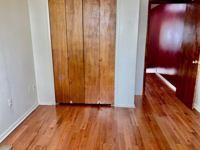 Building Photo - Marconi Plaza 3bd/2bth w/ Parking on Uniqu...