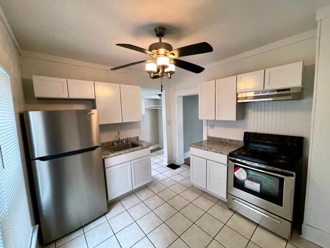 Building Photo - Spacious 3Bd; 1Ba Single Family Home