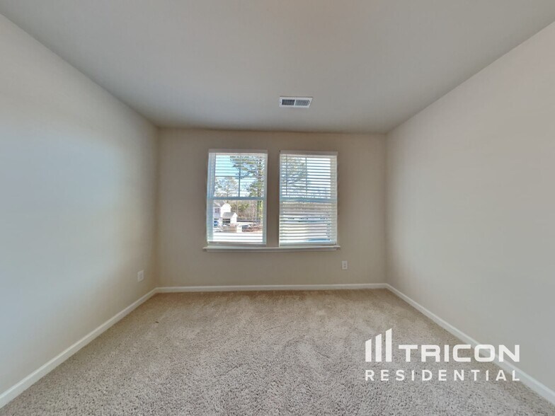 Building Photo - 572 Lakerun Dr