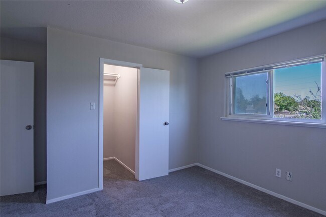 Building Photo - 15806 Val Verde Dr