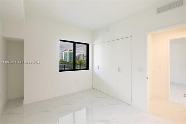 Building Photo - 700 NE 24th St