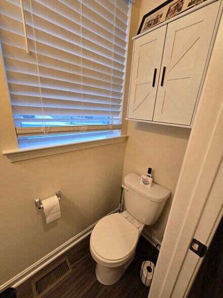 Building Photo - 45652 Tenny Hill St