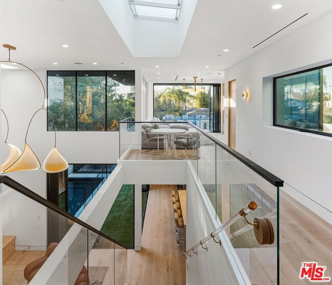 Building Photo - 738 Palms Blvd