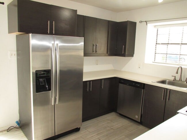Building Photo - Adorable 2bedroom/1 bath Duplex on Wooded Lot