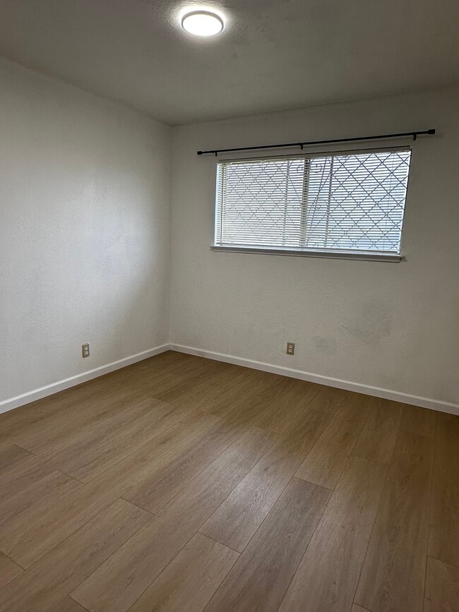 Building Photo - 1600 60th Ave