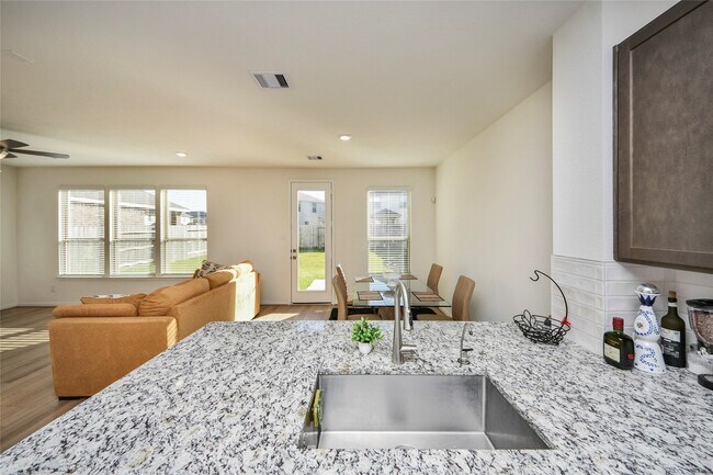 Building Photo - 4852 Sun Fls Dr