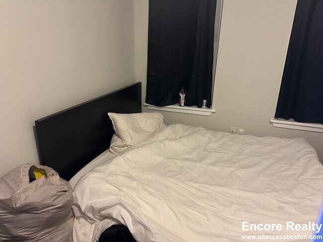 Building Photo - 70 Joy St