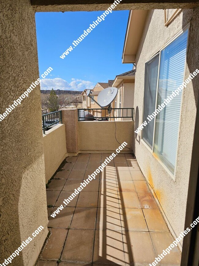Building Photo - Move in special $500 off first month's ren...
