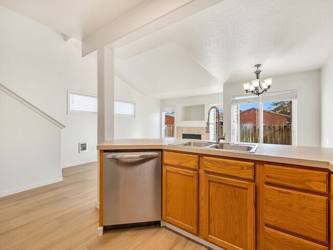 Building Photo - 1536 S Main Ave