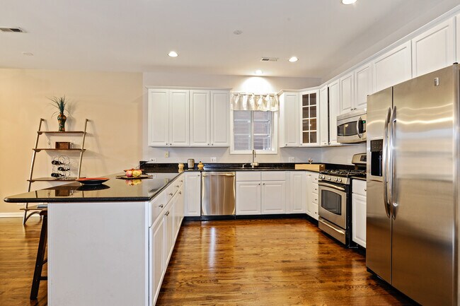 Kitchen - 3328 N Sheffield Ave