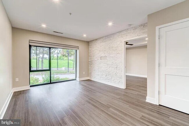 Building Photo - 145 Riverhaven Dr