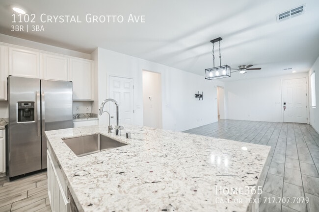 Building Photo - Stunning 3 Bed, 3 Bath Home in Thriving La...