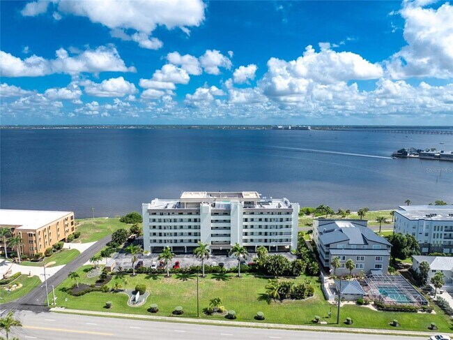 Building Photo - 1500 Park Beach Cir