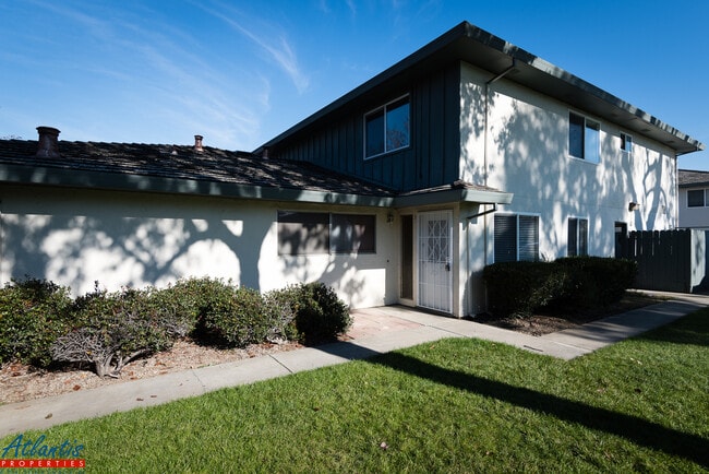 Building Photo - Beautiful Condo | Carport
