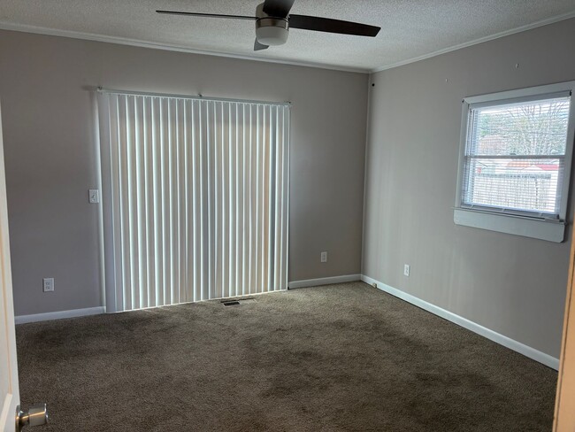 Building Photo - 1657 Redwood Dr