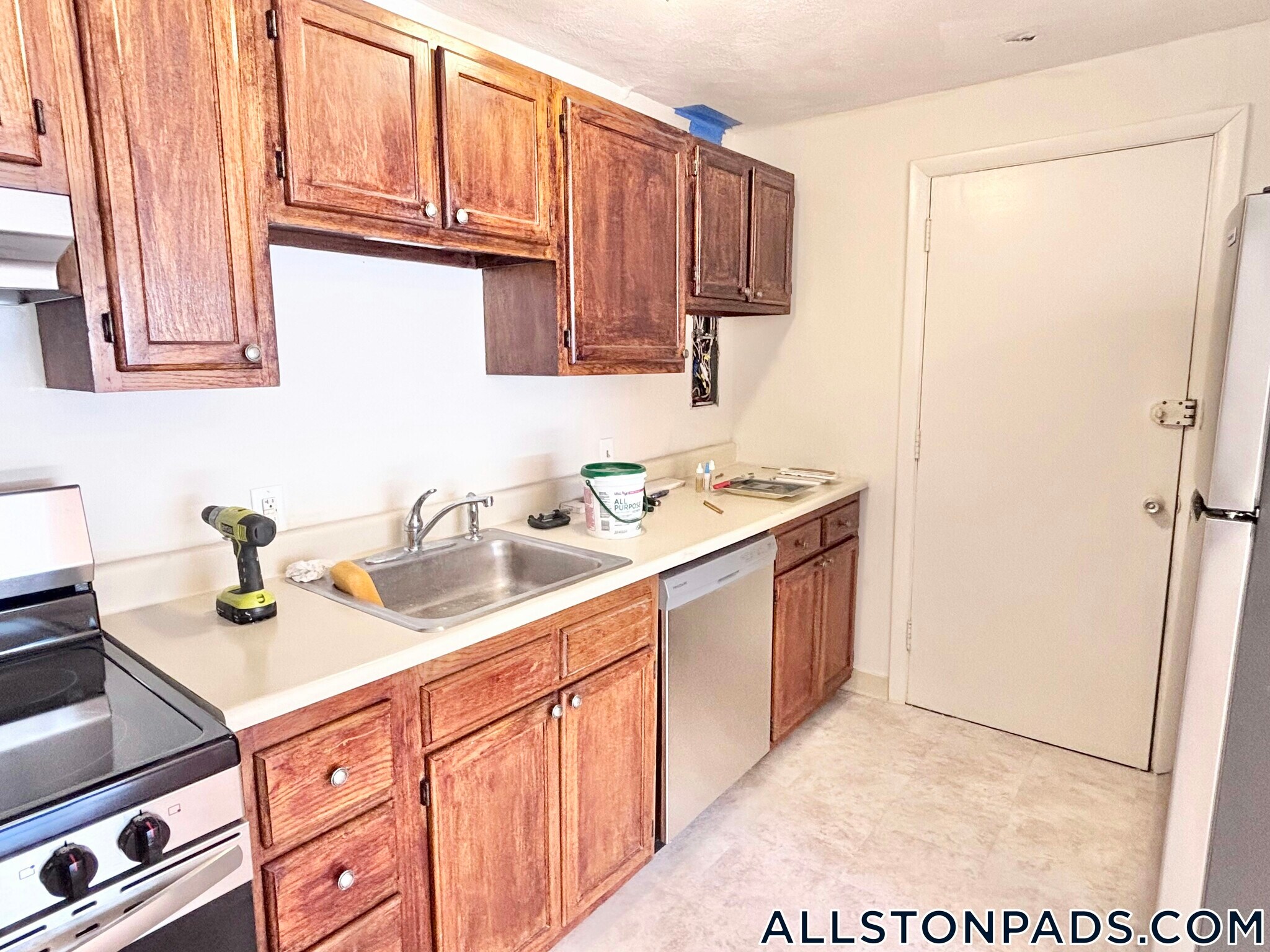 Building Photo - 245 Kelton St