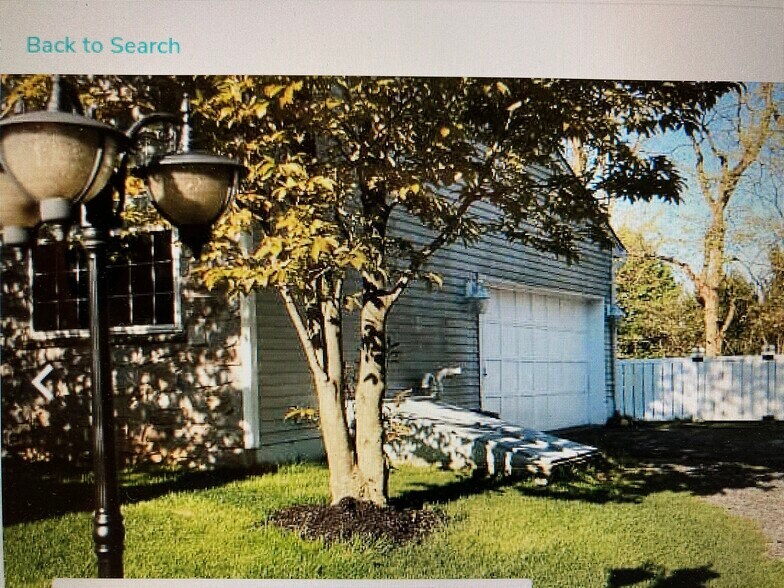 Drive up driveway - 840 Ramblewood Dr