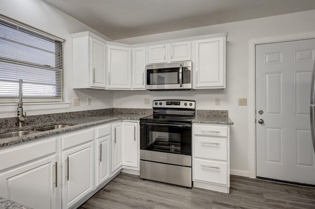 Building Photo - 2716 S Vermont Ave.