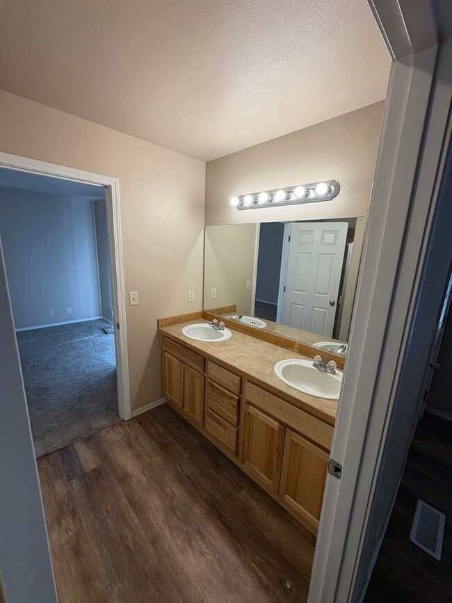 Building Photo - Updated Unit Close to Little League Fields