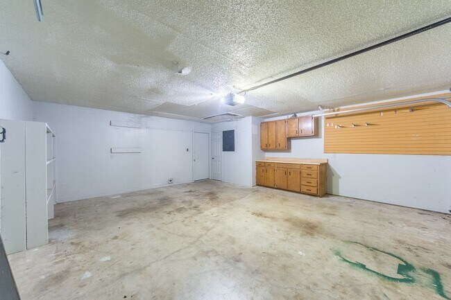 Building Photo - 121 Lake Vista W