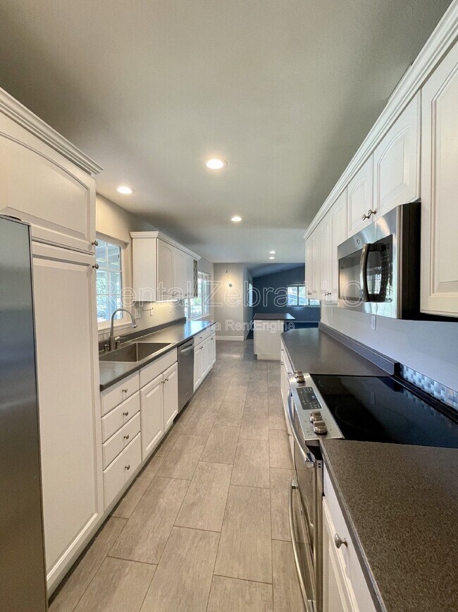 Building Photo - 626 Huntleigh Dr