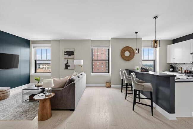 Building Photo - 400 Walnut St