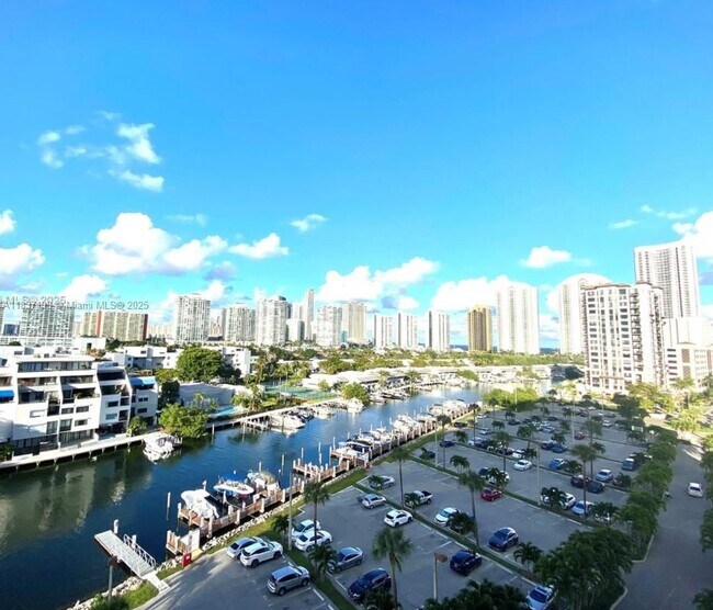 Building Photo - 400 Kings Point Dr