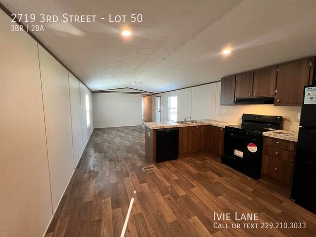 Building Photo - 2719 3rd St