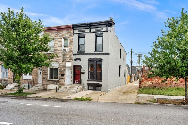 Building Photo - GORGEOUS end unit in Baltimore! 3 Bedrooms 3 Bathrooms Plus a Rec Room!