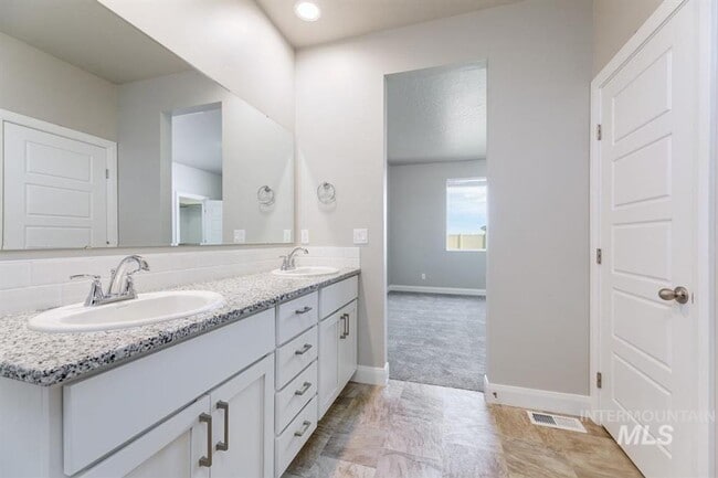 Building Photo - Modern Northwest Meridian Home