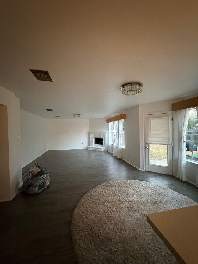 Building Photo - 2014 Charlotte Way